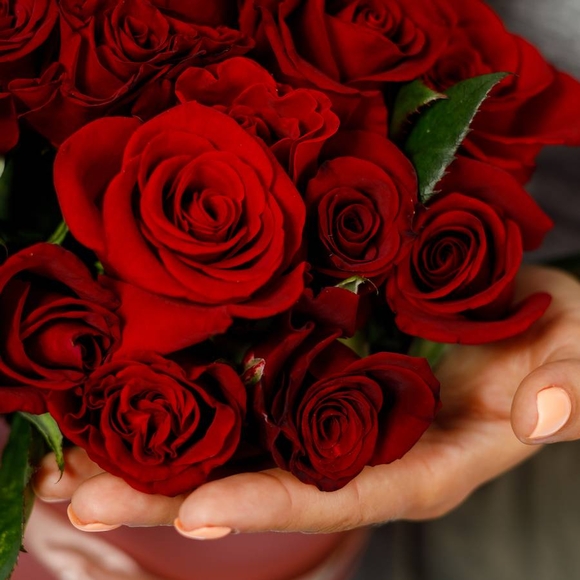 Букет в шляпной коробке М из 35 красных роз (Россия)