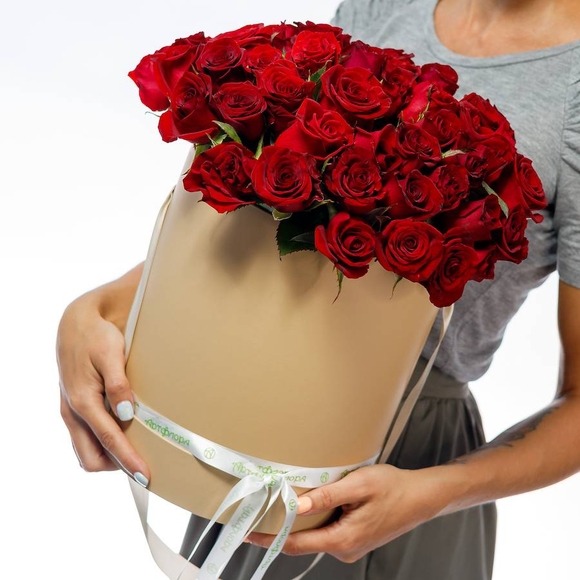 Букет в шляпной коробке L из 51 красной роз (Россия)