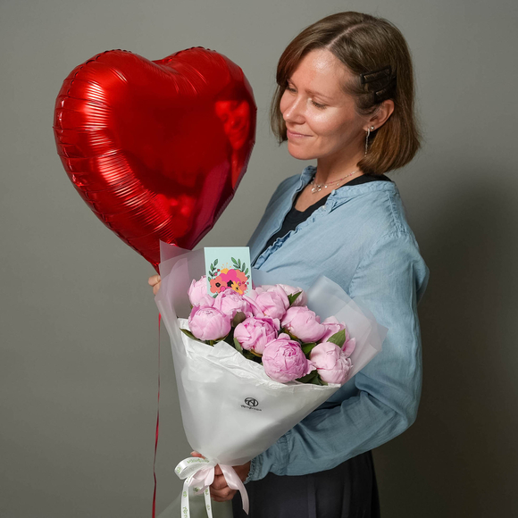 Набор размер М с букетом из 11 розовых пионов (Россия) в корейской матовой пленке