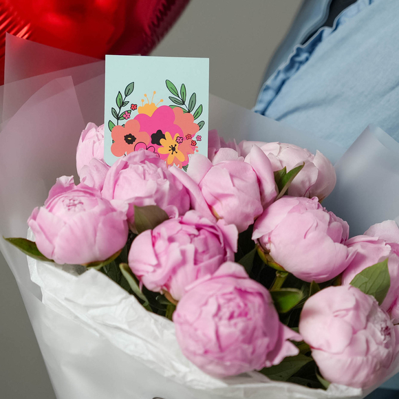 Набор размер М с букетом из 11 розовых пионов (Россия) в корейской матовой пленке