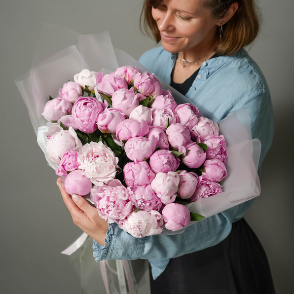Букет из 35 розовых пионов (Россия) в корейской матовой пленке