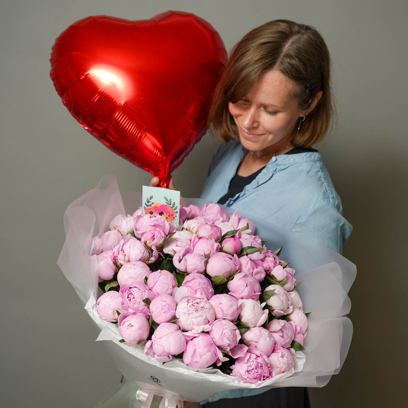 Набор размер XL с букетом из 51 розового пиона (Россия) в корейской матовой пленке