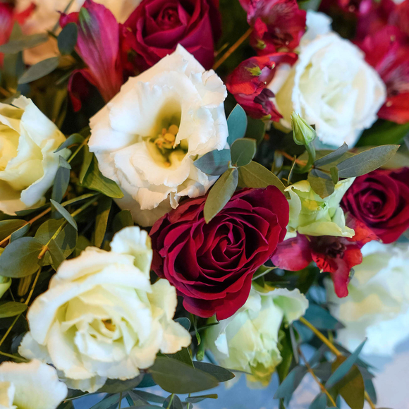 Свадебная композиция на стол жениха и невесты из лизиантусов, альстромерий и роз Кения