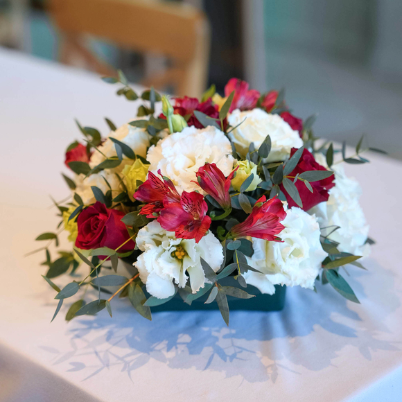 Свадебная композиция на стол гостей из лизиантусов, альстромерий и роз Кения