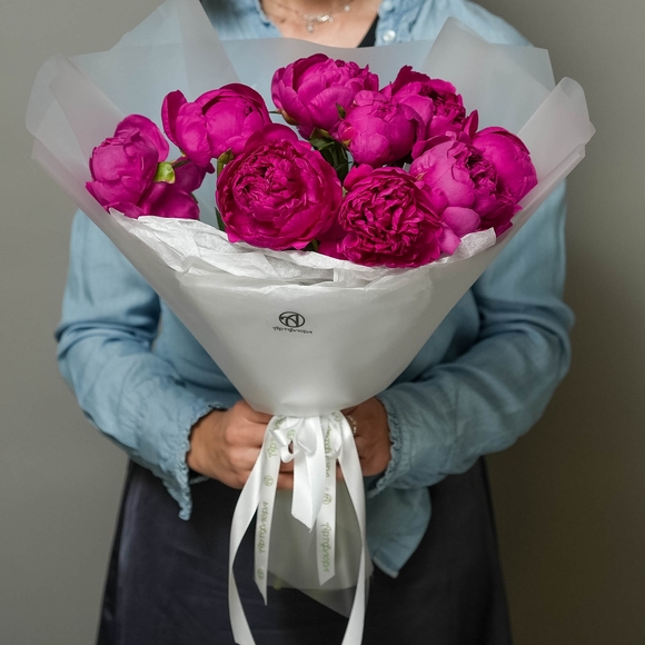 Букет из 9 малиновых пионов (Россия)
