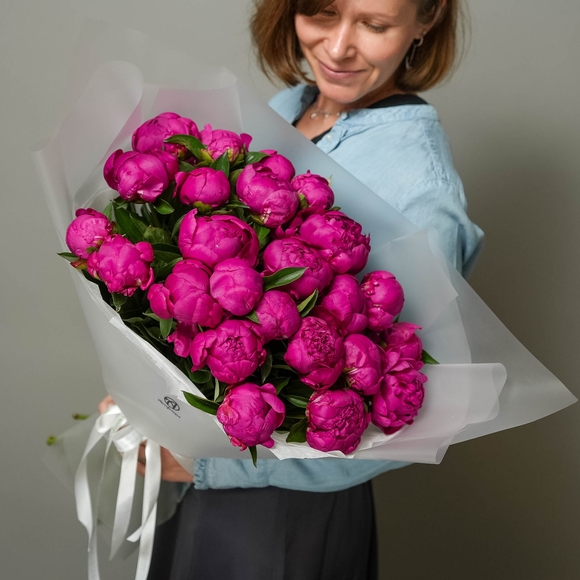 Букет из 25 малиновых пионов (Россия)
