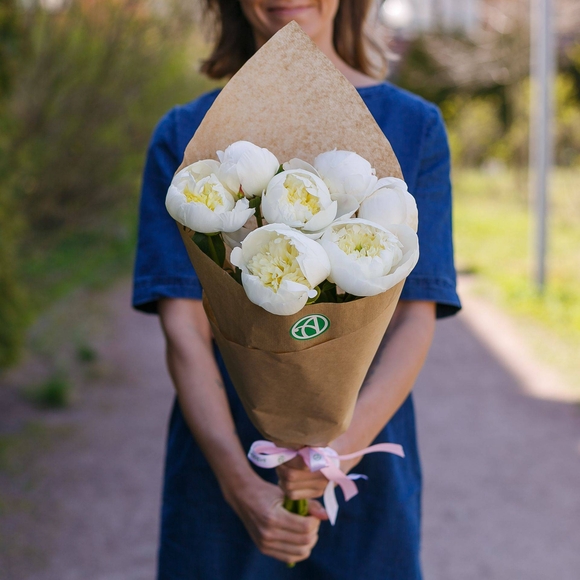 Букет из 7 белых пионов (Голландия) 