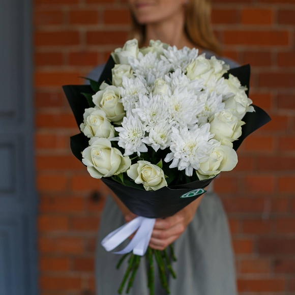 Букет из белых роз и кустовых хризантем - М