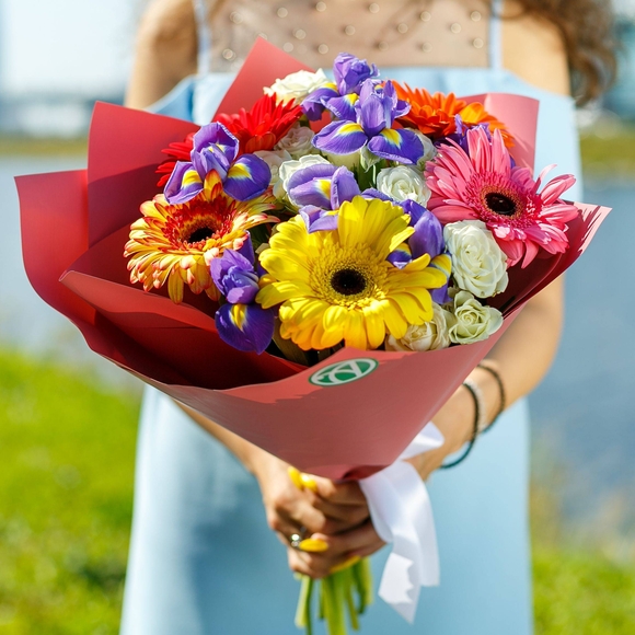 Букет из гербер, белых кустовых роз и ирисов - М