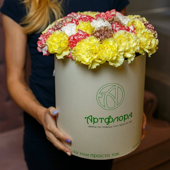 Букет в шляпной коробке large из 35 гвоздик (диантусов) микс