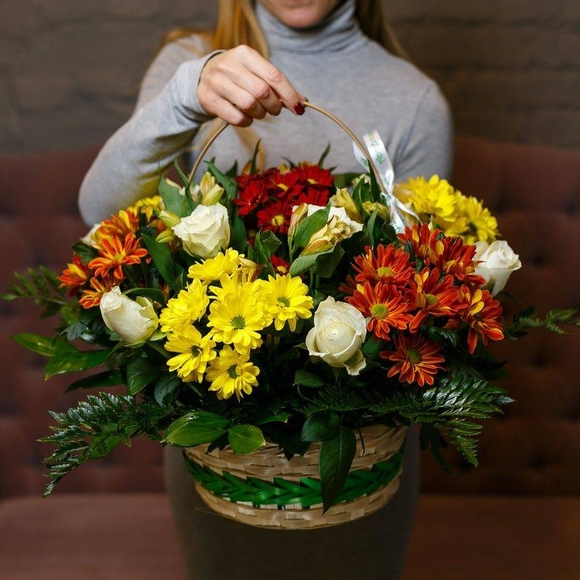 Корзина с белыми розами (Кения), хризантемой, альстромерией и зеленью