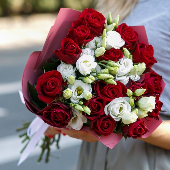 Букет из красных роз и лизиантуса - М