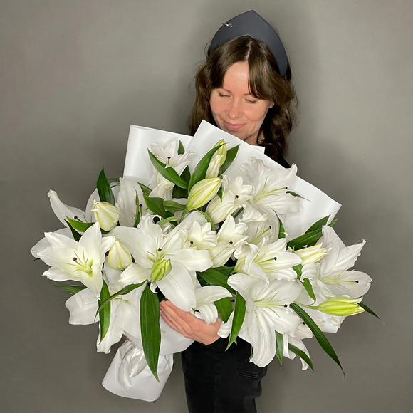 Букет из 9 белых лилий ориенталь (60 см)