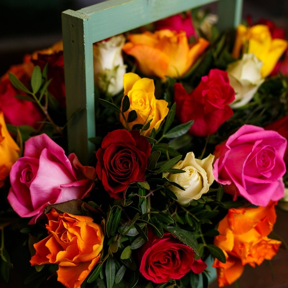 Деревянный ящик с розами микс (Кения)