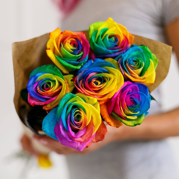 Букет из 7 радужных роз 70 см (Эквадор)