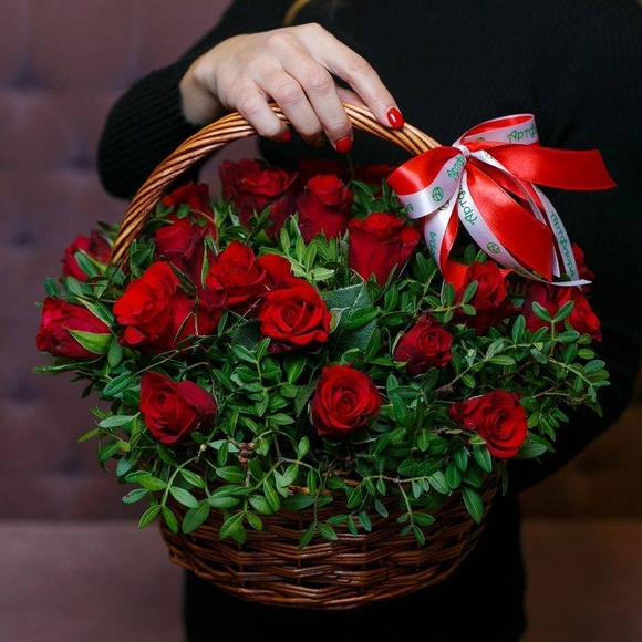 25 красных роз Кения с зеленью в корзине