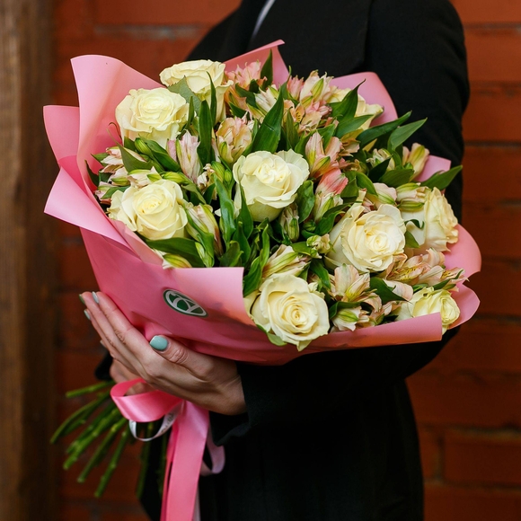 Букет из белых эквадорских роз и альстромерии микс - М