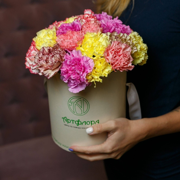 Букет в шляпной коробке small из 25 гвоздик (диантусов) микс
