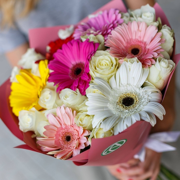 Букет из белых роз и гербер микс - L