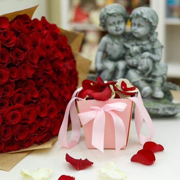 Лепестки роз в сумочке