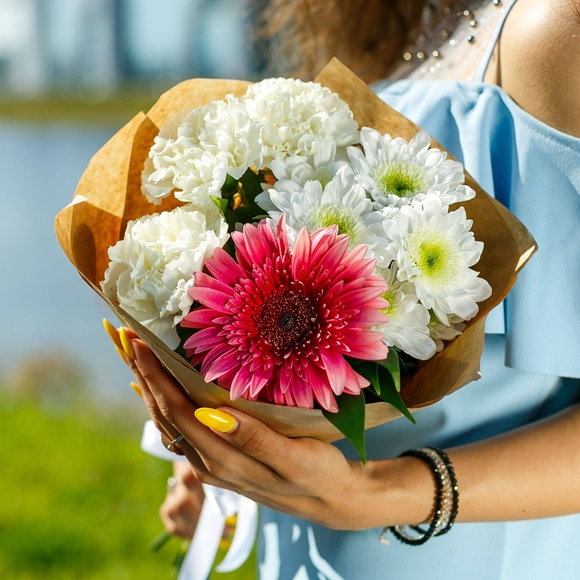 Букет из герберы, гвоздик и кустовой хризантемы