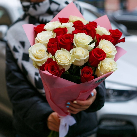 Букет из 25 красных и белых роз 50 см (Эквадор)