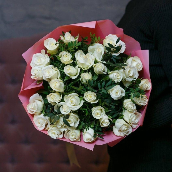 Букет из 35 белых роз 50 см (Кения) с фисташкой в розовой упаковке