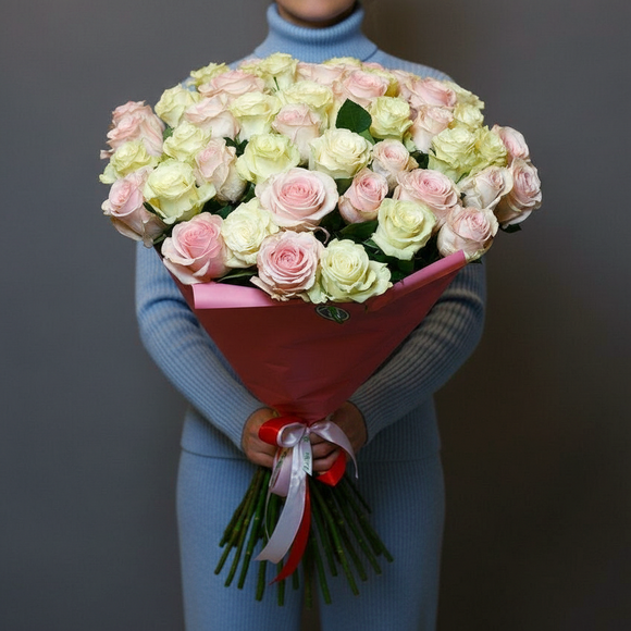 Букет из 51 белой и розовой розы 70 см (Эквадор)