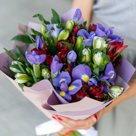 Букет из синих ирисов и альстромерии микс - M