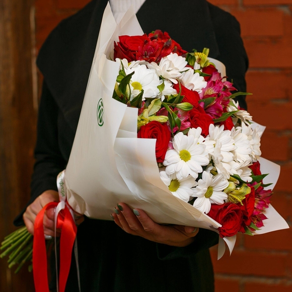 Букет из красных эквадорских роз, кустовых хризантем и альстромерии микс - L