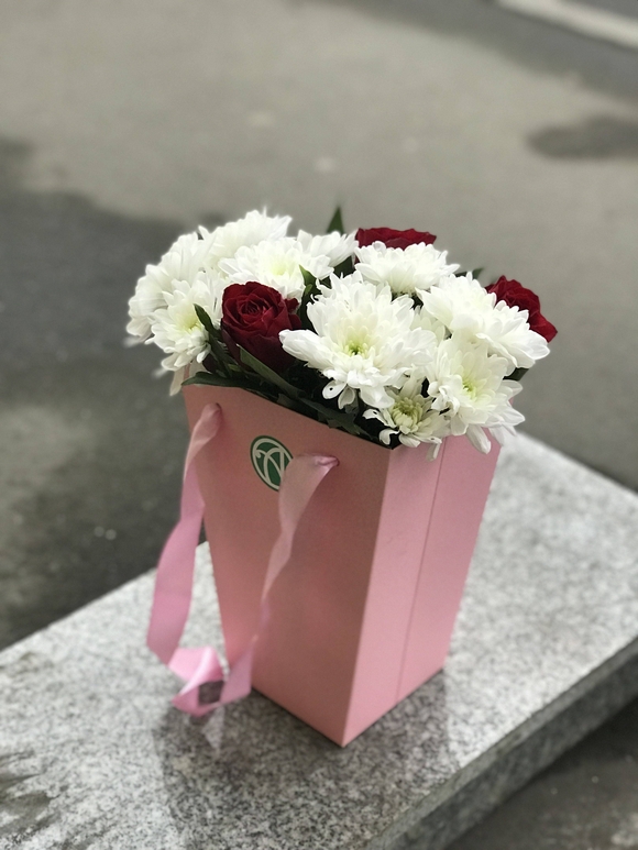 Цветочная сумочка с кенийскими красными розами и хризантемой - S