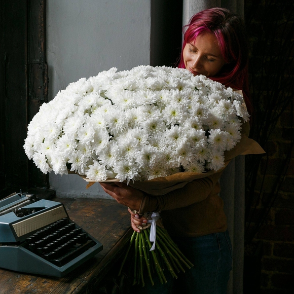 Букет из 51 белой кустовой хризантемы