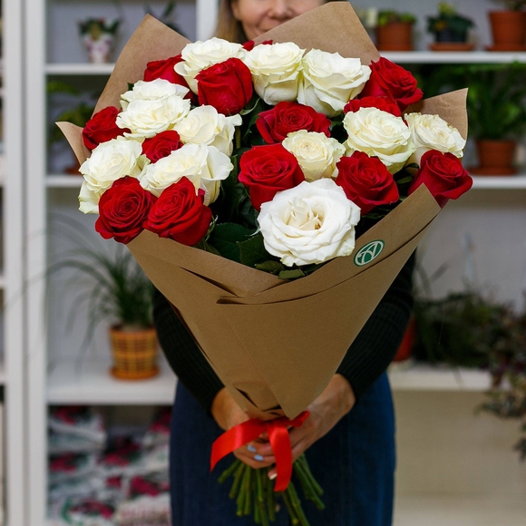 Букет из 25 красных и белых роз 70 см (Эквадор)