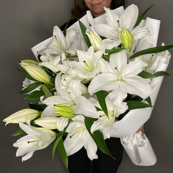 Букет из 9 белых лилий ориенталь (60 см)