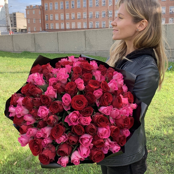 Букет из 101 красной и розовой розы 50 см (Кения)