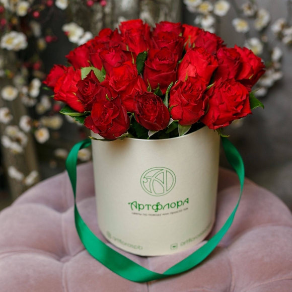 Букет в шляпной коробке small из 25 красных роз (Кения)