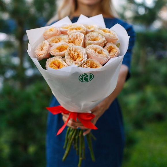 Букет из 15 пионовидных роз Вувузела Пич 50 см