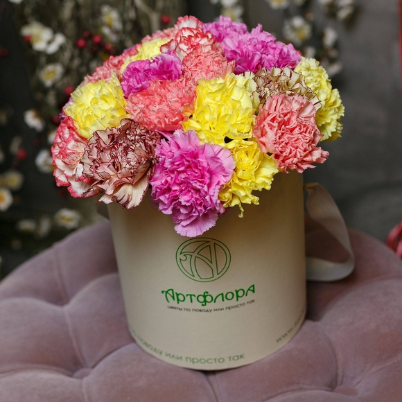 Букет в шляпной коробке small из 25 гвоздик (диантусов) микс