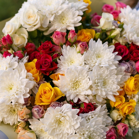 Букет из кустовых роз микс и хризантем - L