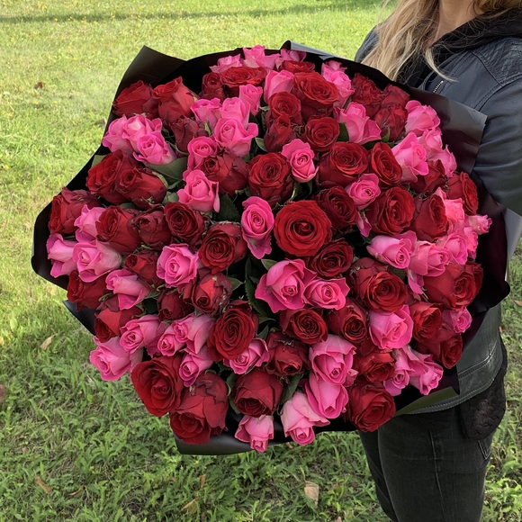 Букет из 101 красной и розовой розы 50 см (Кения)