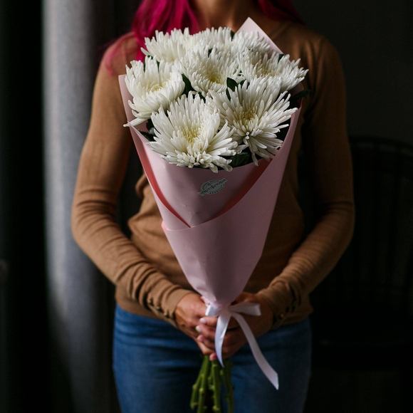 Букет из 7 белых одноголовых хризантем