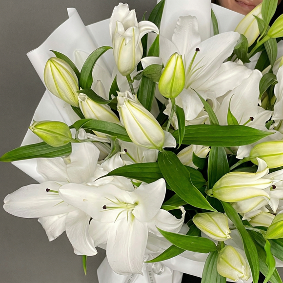 Букет из 11 белых лилий ориенталь (60 см)