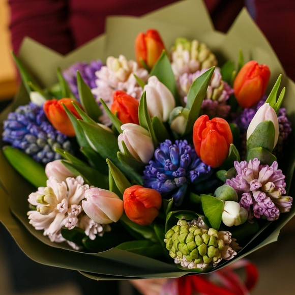 Букет из тюльпанов яркий микс с гиацинтами микс
