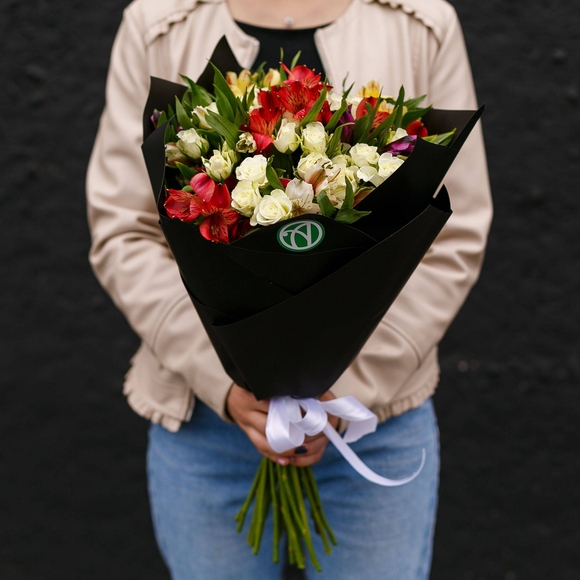 Букет из 15 белых кустовых роз и 12 альстромерий микс - M