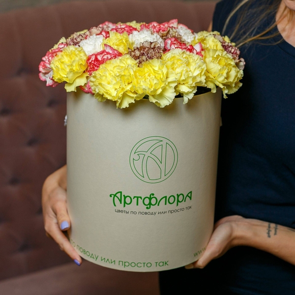 Букет в шляпной коробке large из 35 гвоздик (диантусов) микс