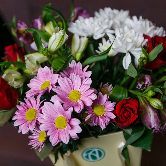 Цветочная сумочка с красными кенийскими розами, альстромерией и хризантемой - L