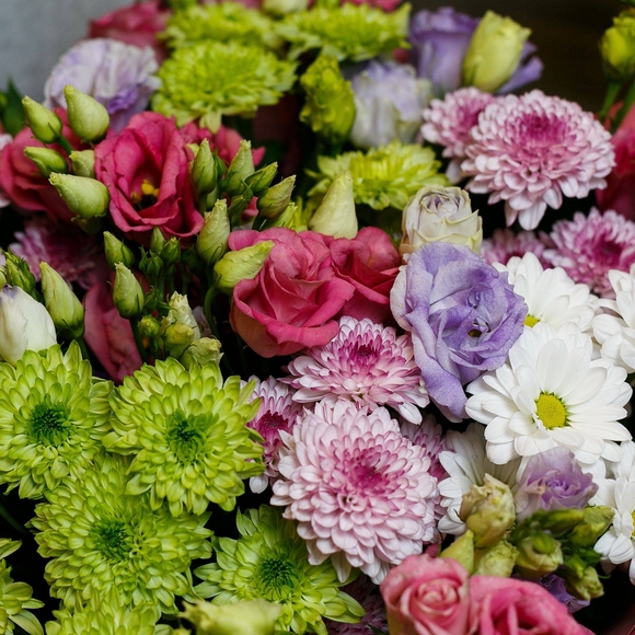 Букет из хризантемы кустовой микс и лизиантуса - L