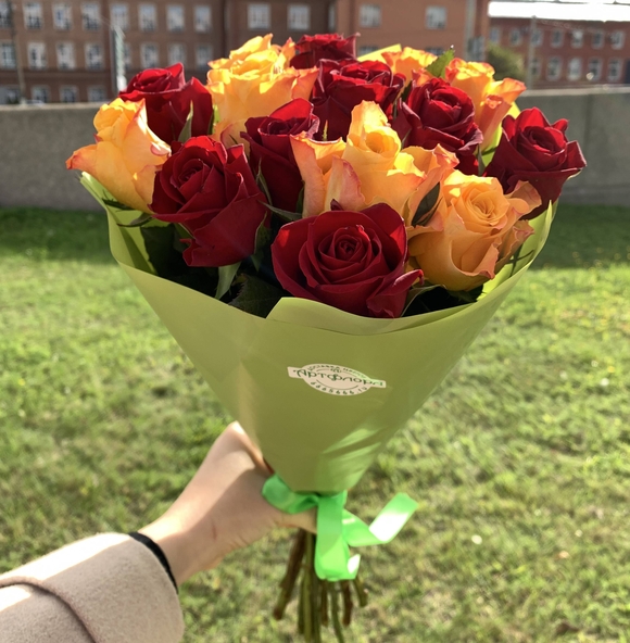 Букет из 15 красных и оранжевых роз 50 см (Кения)