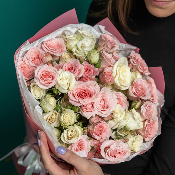 Букет из 11 кустовых роз нежный микс