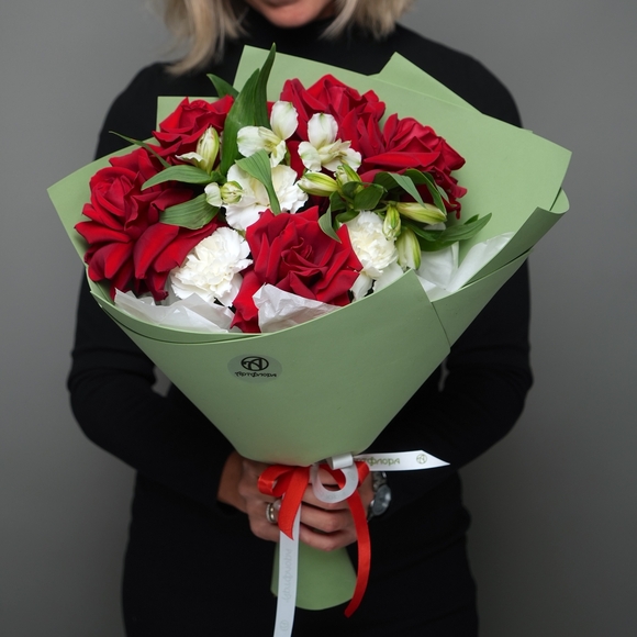 Букет из красных французских роз, диантусов и альстромерий